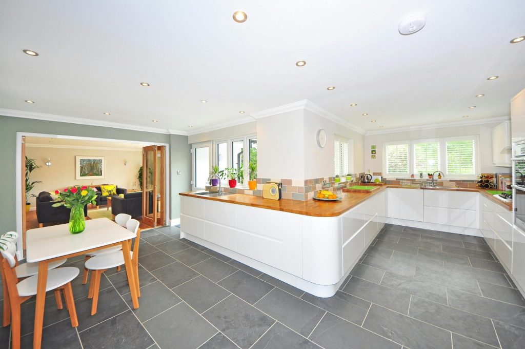 Eine geräumige, moderne Küche mit elegantem Interieur, inklusive Esstisch und luxuriösem Design.